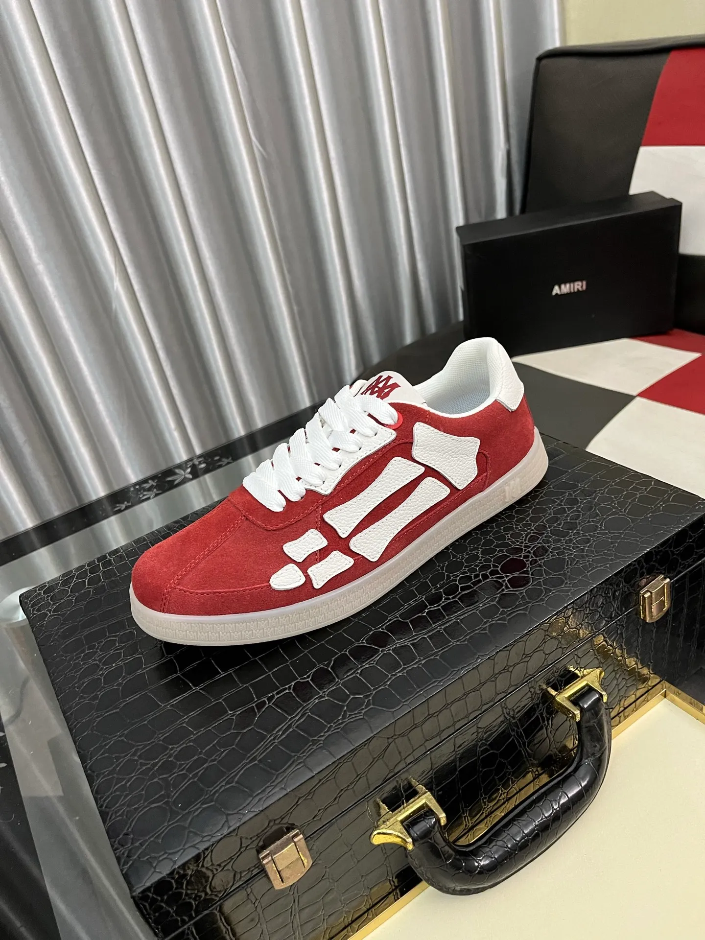 Men's shoes 💰420⌚️⌚️《AMIR*》New men's low-top casual sports sneakers bone shoes, another pair of irresistible bone shoes. Bone shoes are one of AMIRI's most popular items. They use first-layer cowhide uppers. The side bones are made of two cowhide laminations. They have a three-dimensional feel. The leather incisions are all oil-edged. Contrasting color design. Simple style. Fashionable sports. Customized metal LOGO nameplate to embellish shoelaces. Exclusive control of top version. Supports comparison. Breathable mesh lining Original rubber outsole A must-have item for daily leisure Suitable for various occasions Check it out if you are looking for high quality Super cool uppers Size: 38-445️⃣ Colors available